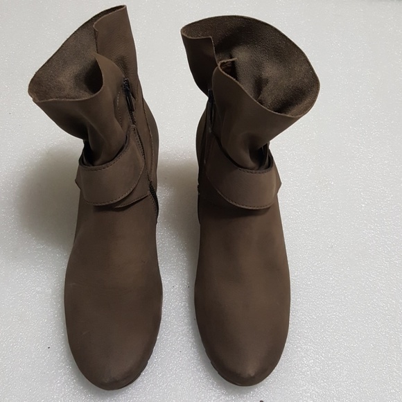 green cross ankle boots